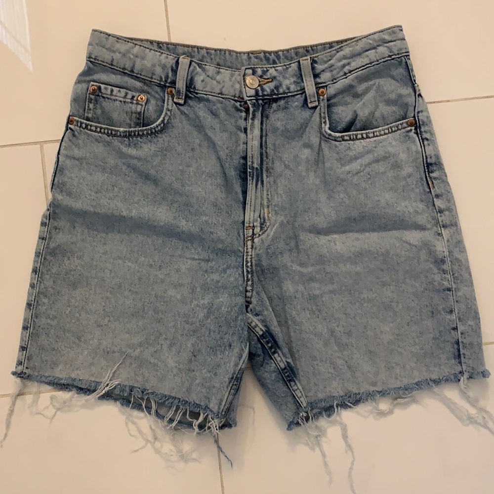 High waisted light washed H&M frayed hem shorts. Size 10
